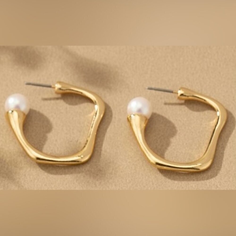 1 LEFT!! ISABEAU WAVY PEARL HOOP EARRINGS